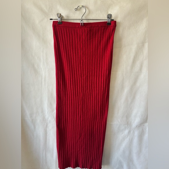 Red Button-Detail Ribbed Skirt - Picture 2 of 7